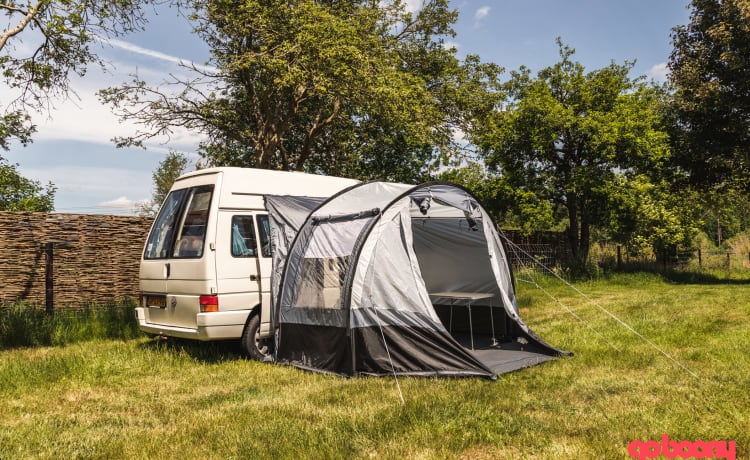 Sneeuwwitje – Charming dog-friendly Volkswagen bus camper