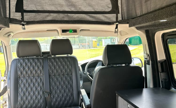 Ron – Blijf stijlvol in "Ron", de VW-camper met 4 slaapplaatsen