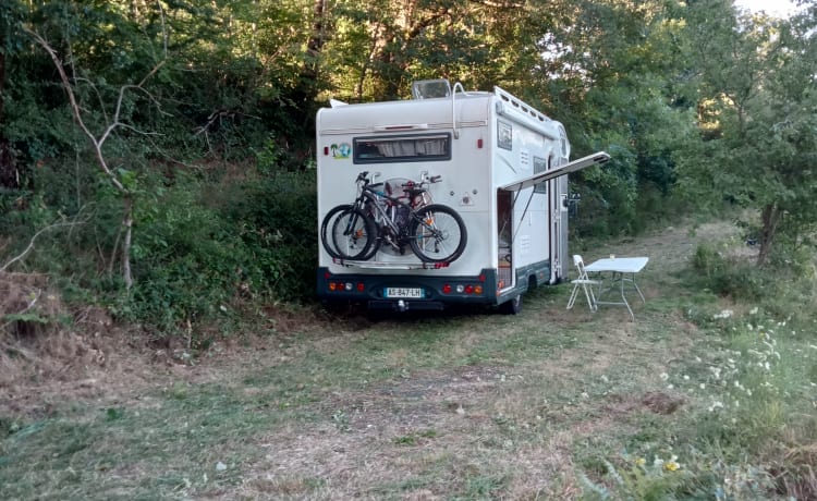 Michel  – Loue camping car 6 places 6 couchages