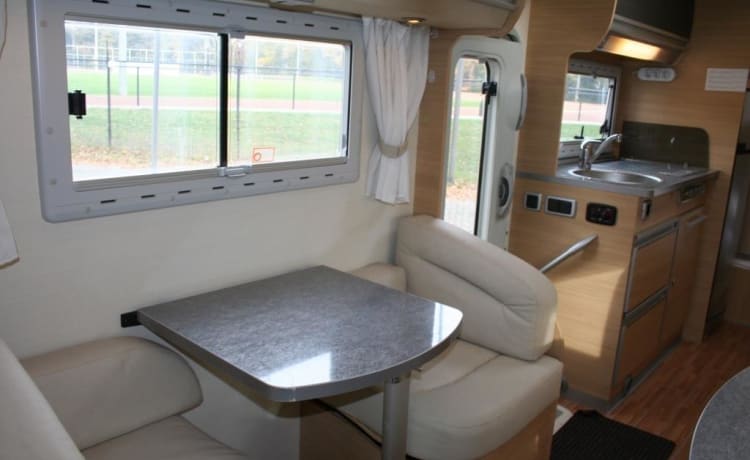 RollerTeam  – Spacious RollerTeam with many extras. Bunk bed and a large alcove. 7 seat belts