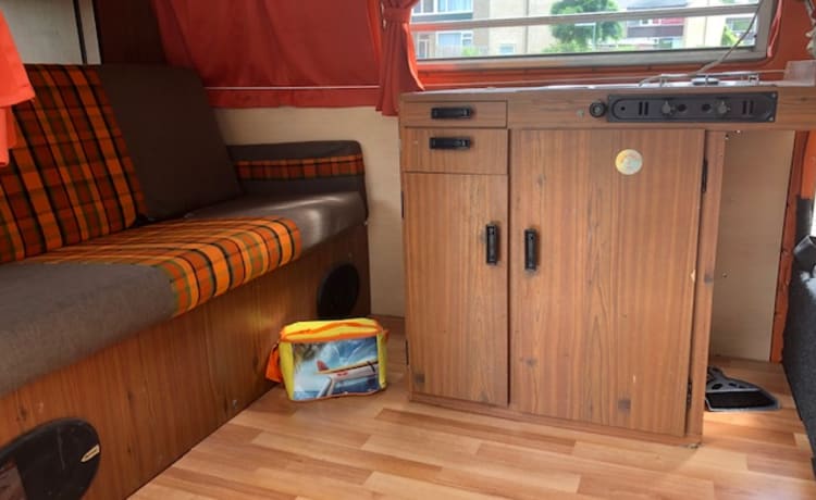 Orange  – Hip Orange retro Volkswagen T-2 Camper