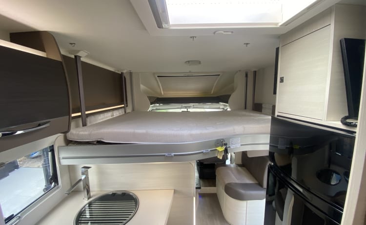 Zeer mooie camper half integraal 5 slaapplaatsen 4 zitplaatsen  – 5p Challenger semi-integrated from 2017