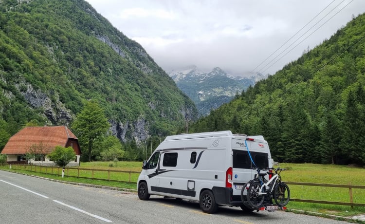 Globus – Well-equipped, cozy bus camper with a unique view