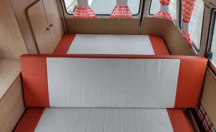 Bohemien – Camping-car rétro Volkswagen T2 : vivez une aventure inoubliable.