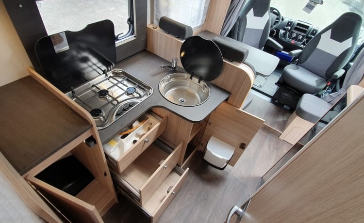 Camper: Nouveau, Luxe & 6,96 mtr. pour 2, 3 ou 4 personnes