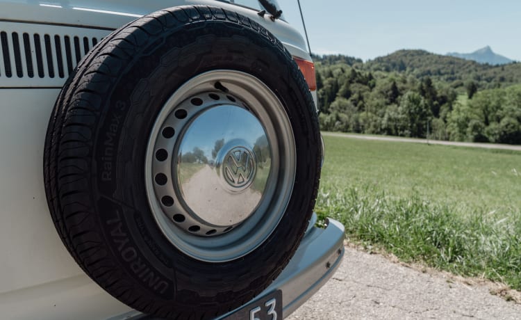 4p Volkswagen bus uit 1975