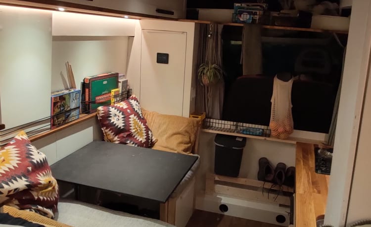 VanScheef – Mega cozy 3p Off-grid self-build camper