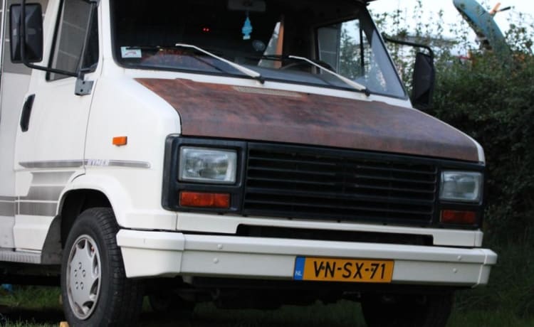 Hymer camper – Du plaisir en camping-car à l'ancienne avec cette alcôve Hymer de 1989