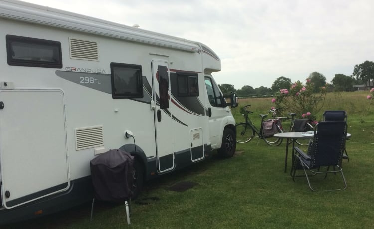 Camping-car familial attendant que la famille découvre l'Europe ensemble