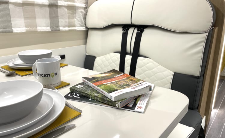 Astrid – Luxury 4-6 Berth Roller Team Auto-Roller 747 Manuale - Completamente assicurato