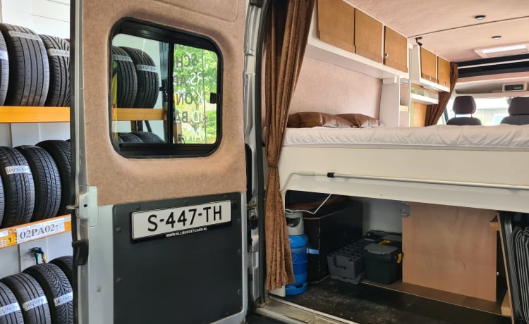 Aarts I – 3-person spacious self-built camper >>> Dog Friendly<<<