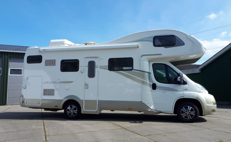 Camper 1 – Spacious and luxurious 6-person camper incl. Playstation 4