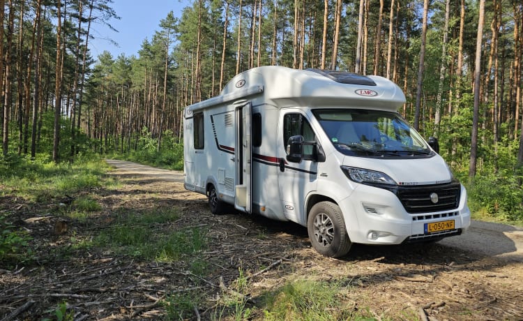 Bertha – Zeer Luxe, 2 tot 4 persoons LMC half intergraal camper (automaat)