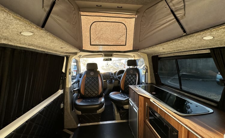 Hoogwaardige 4-persoons VW T5.1 pop-top campervan
