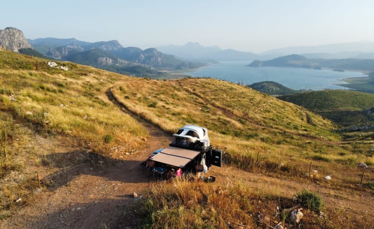 Mooie avonturen met de familie, stoere Landrover Defender met daktent