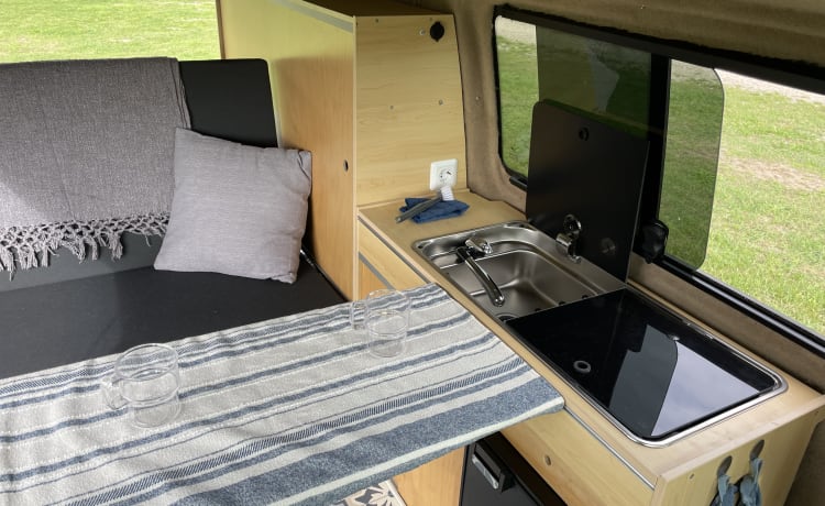 Mammoet – 4p Volkswagen campervan uit 2014