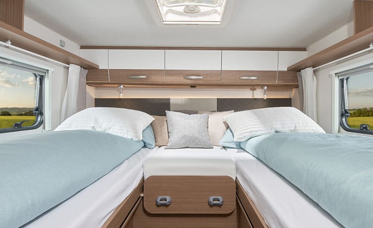 Carado T448 (nieuw bj 2023) – Schaltgetriebe - Sehr luxuriöse Betten in Camperlänge - Voll ausgestattet