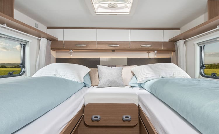 Carado T448 (nieuw bj 2023) – Handgeschakeld - Zeer luxe camper lengtebedden -  Volledig uitgerust