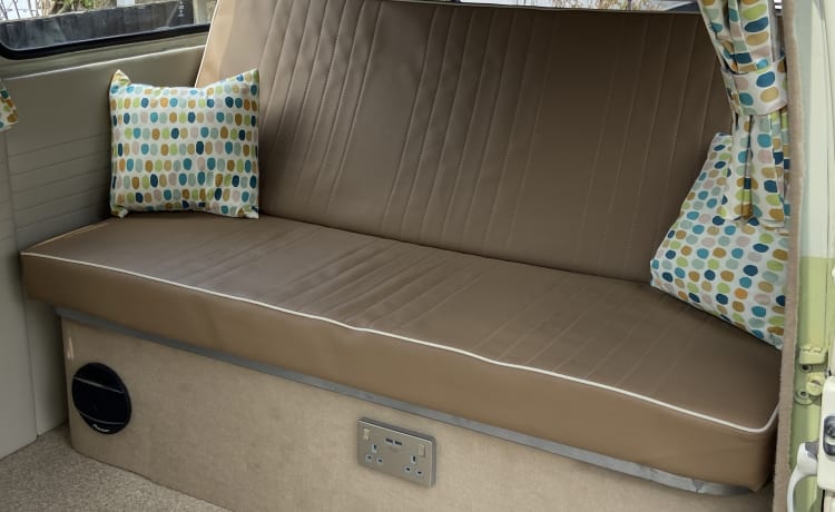 Olive – Classico camper Volkswagen a 2 posti letto del 1977