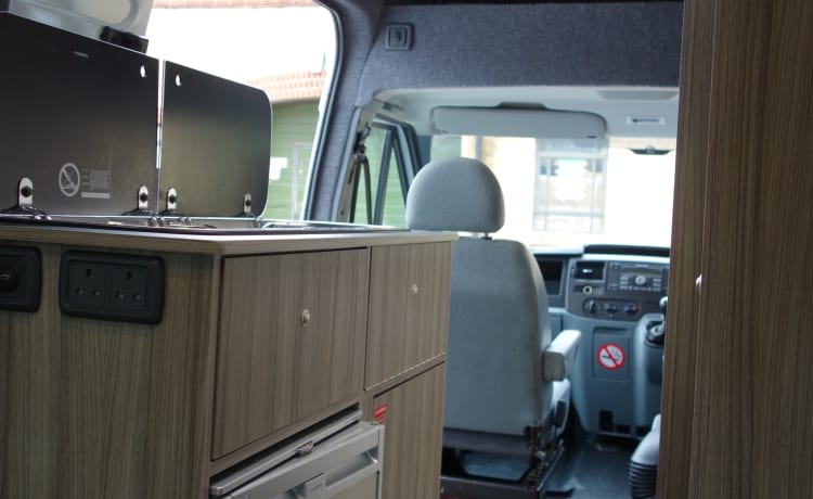 Ford Transit – Camper 2 Couchettes avec Douche, Cuisine, Toilettes et TV