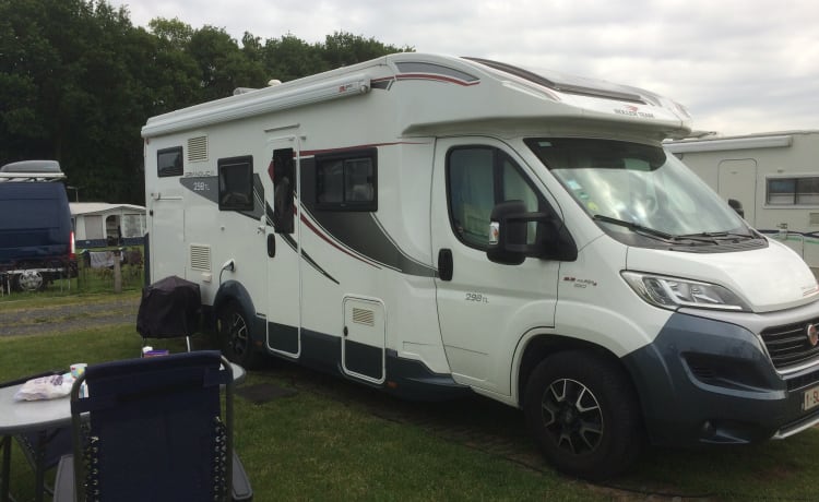 Camping-car familial attendant que la famille découvre l'Europe ensemble