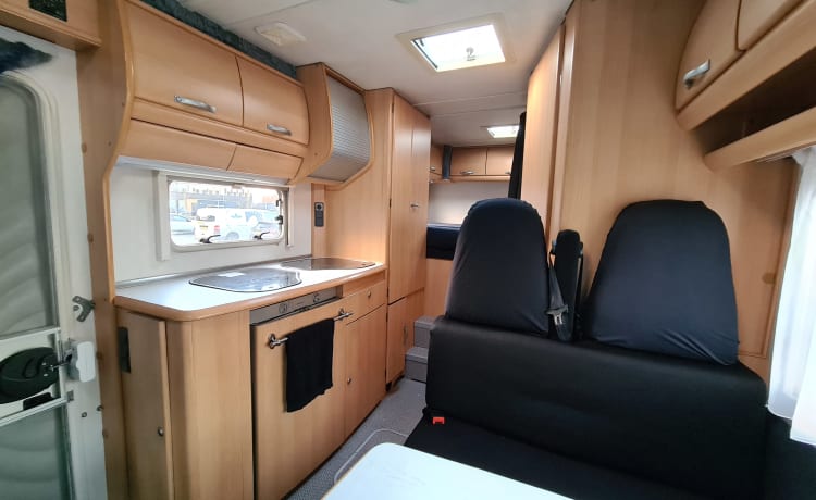 Camper_Vibes_ – Fiat Ducato alkoof uit 2004 (4 Ruime slaapplaatsen)