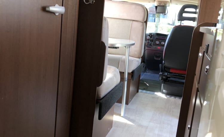 Luxueux camping-car familial spacieux pour 6 personnes avec air climatisé (2x), garage et inventaire.