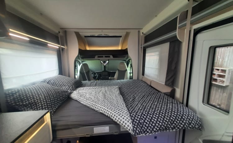 Beautiful recent 2p Chausson 640 semi-integrated from 2021