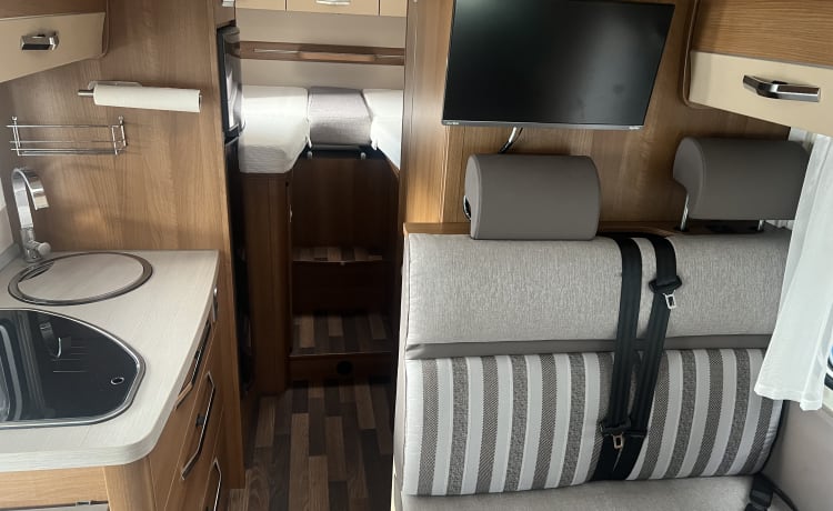 Maudje – Super nice family camper length beds and lifting bed 