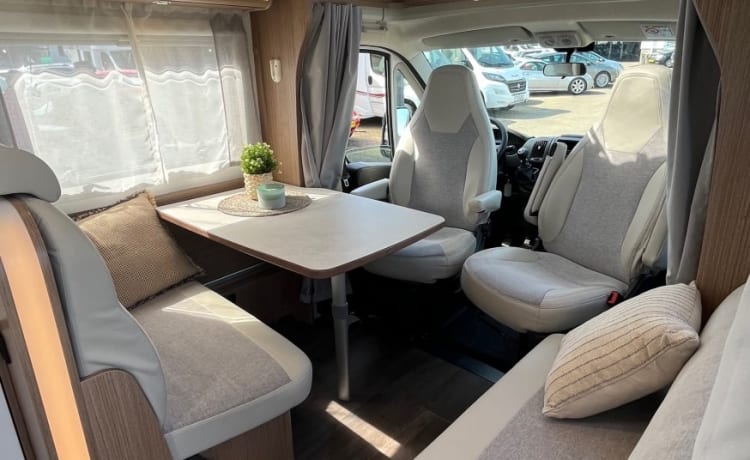 Hymer Carado T448 molto bello e completo, anno di fabbricazione 2020