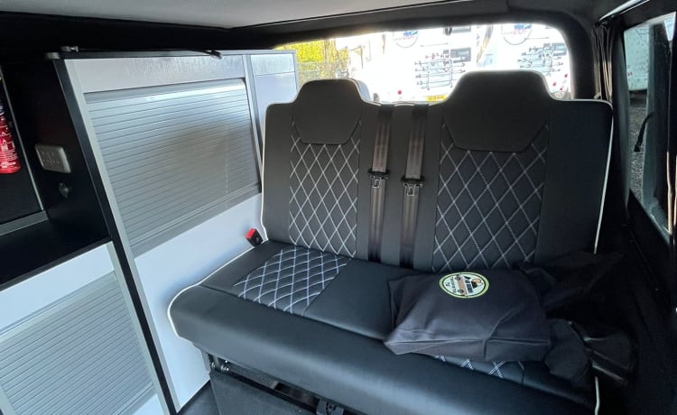 YR71KTK NOMAD Romford –  Camper nomade con 4 posti letto