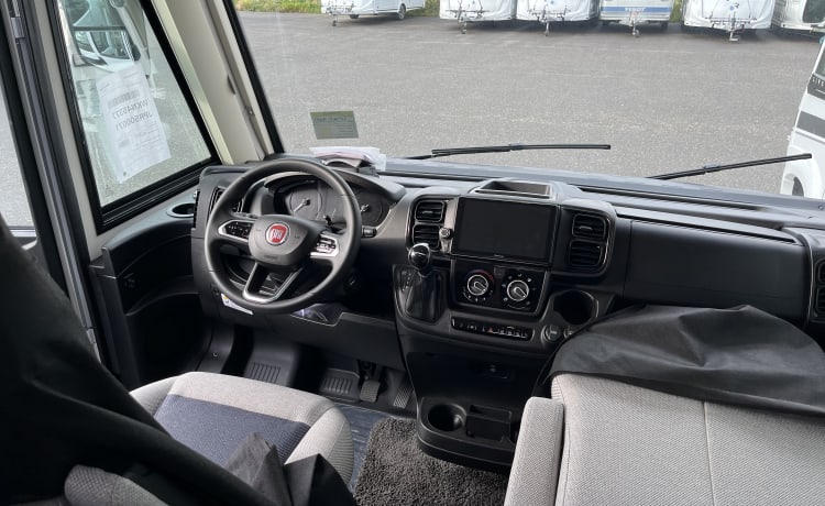 Camper integrale Weinsberg 650 MEG nuovissimo e lussuoso per 4 persone