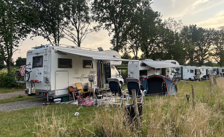 Bobby – Aventures familiales sur roues : camping-car Ford Elnagh pour 4 à 6 personnes