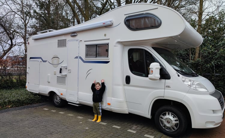 Welkom bij onze gezinscamper! – Nette Mobilvetta alkoof camper. 