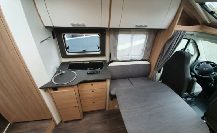 Sunlight T69LC - Ruime en luxe 4 persoons camper met face to face indeling