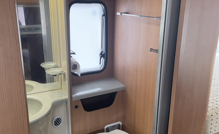 Teilintegrierter Camper für 4 Personen.