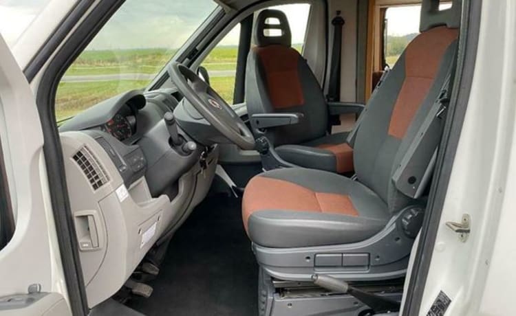 Fiat Camper Chausson Flash spacieux pour 4 personnes avec lit français et lit de pavillon