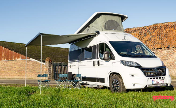 Hymer 2021 4p : voyage tout équipé et compact