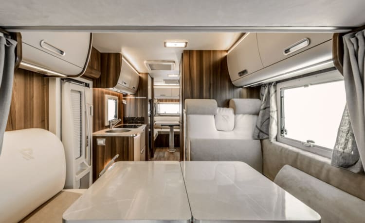 The Braw – Camper moderno di lusso Rimor con 4 cuccette