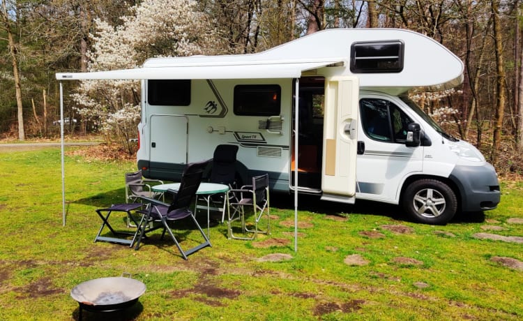 Knausie – Nette, Compacte Vierpersoons (gezins-)Camper met twee vaste bedden