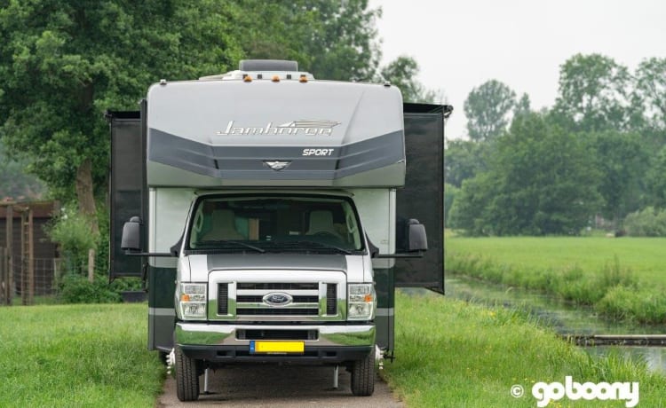 Fleetwood Ford E450 – C driving license. American 9 person big camper hire in the Netherlands