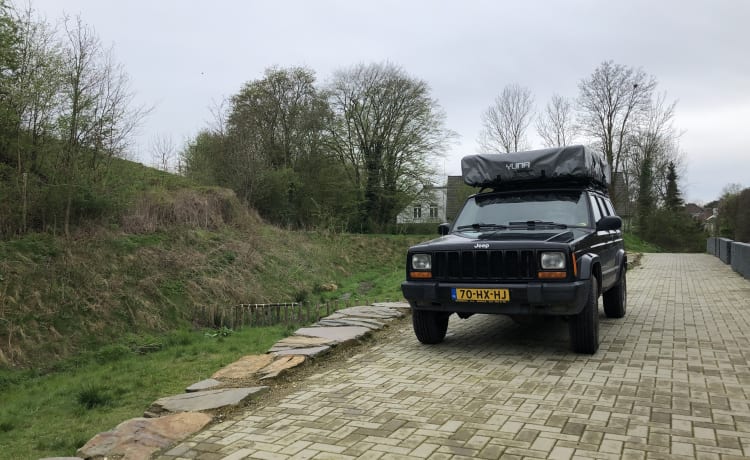 Black Beauty – Jeep Cherokee met Yuna Family rooftoptent