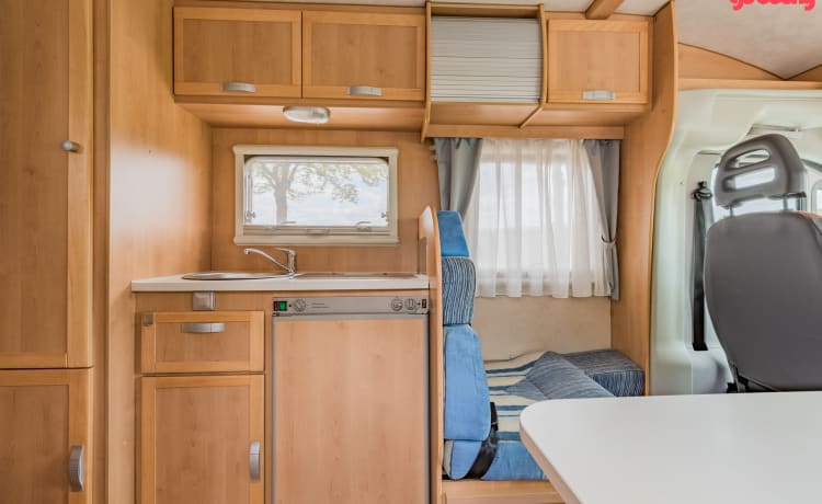 Neat 3-person camper, XXL garage, reversing camera, air conditioning