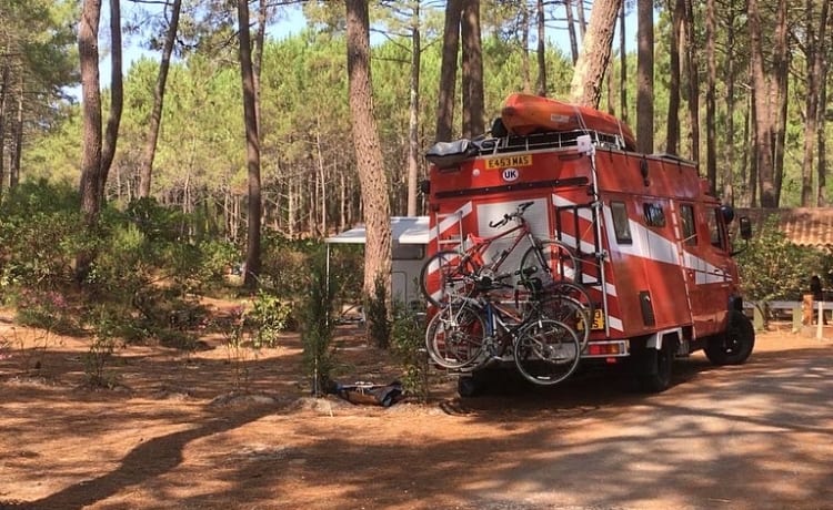 Helga – Classico camion dei pompieri tedesco convertito in camper di lusso a 6 nascite