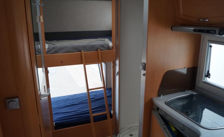 Sehr komplett mit Etagenbett und Hubbett