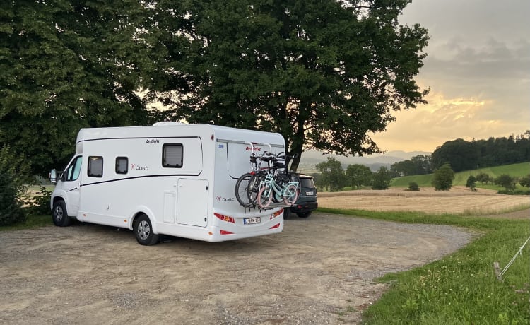 Beautiful Family Camper with many options!