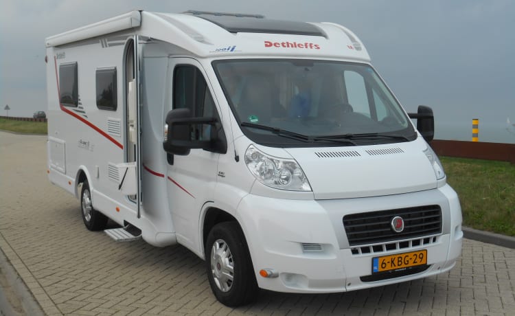 Geweldige camper – A great camper with a wonderful queen-size bed