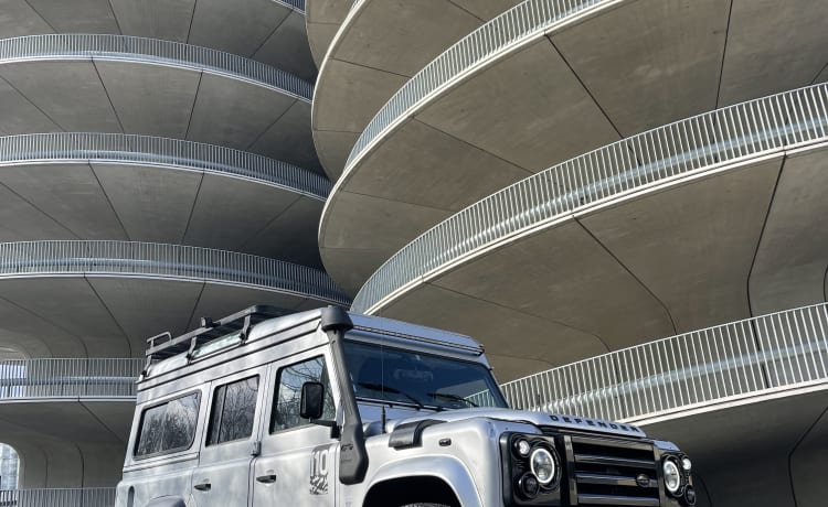 The Silver Bullit – Land Rover Defender (B) 4x4 Camper fuoristrada su misura unico nel suo genere