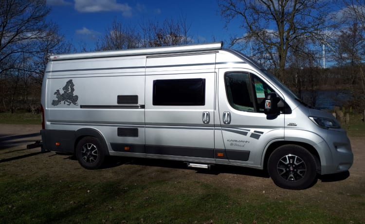 Bus camper with 2 length beds. Automatic 150 hp.