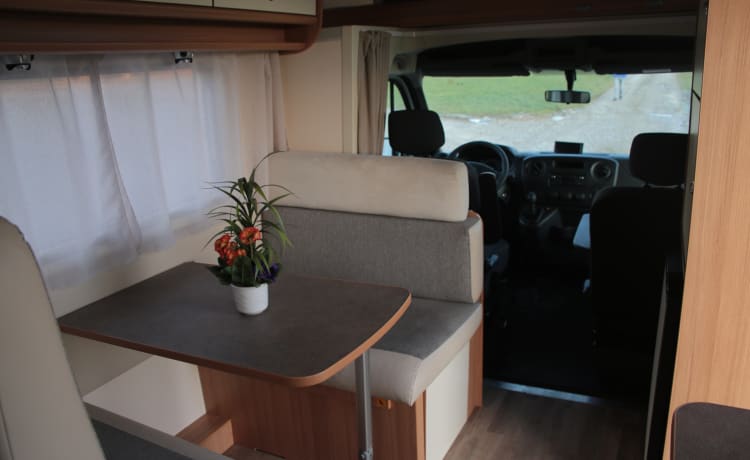 Spacious alcove mobile home with 6 seats/sleeps